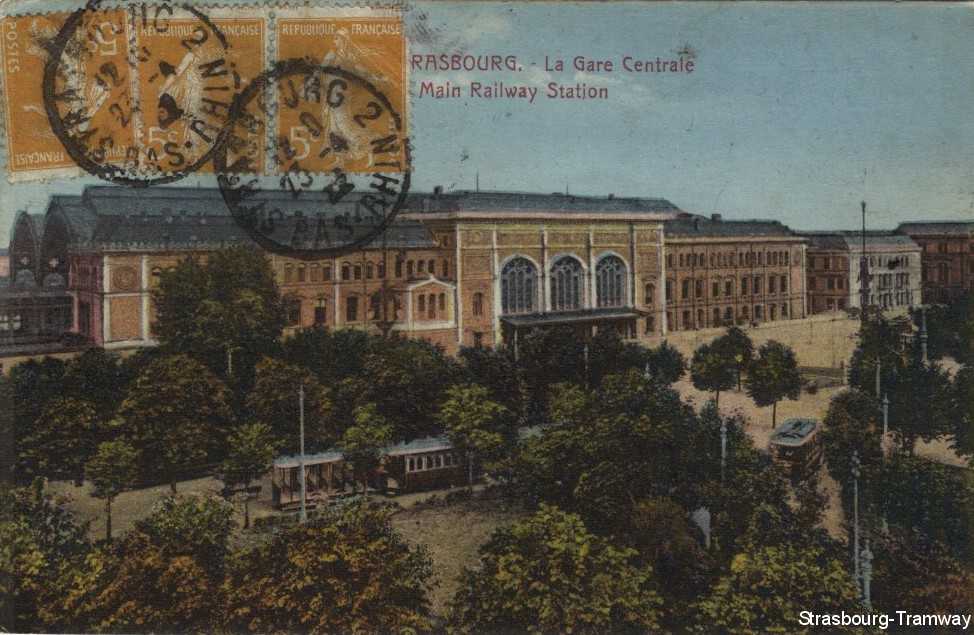 Tramways avec une baladeuse devant la Gare Centrale.